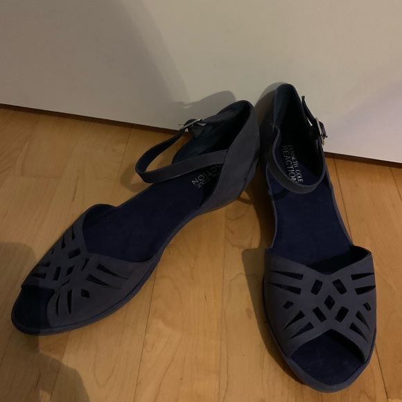 Brand: Kenneth Cole Reaction Blue Open Toe 1 inch Wedge Size 7.5 - Picture 3 of 8